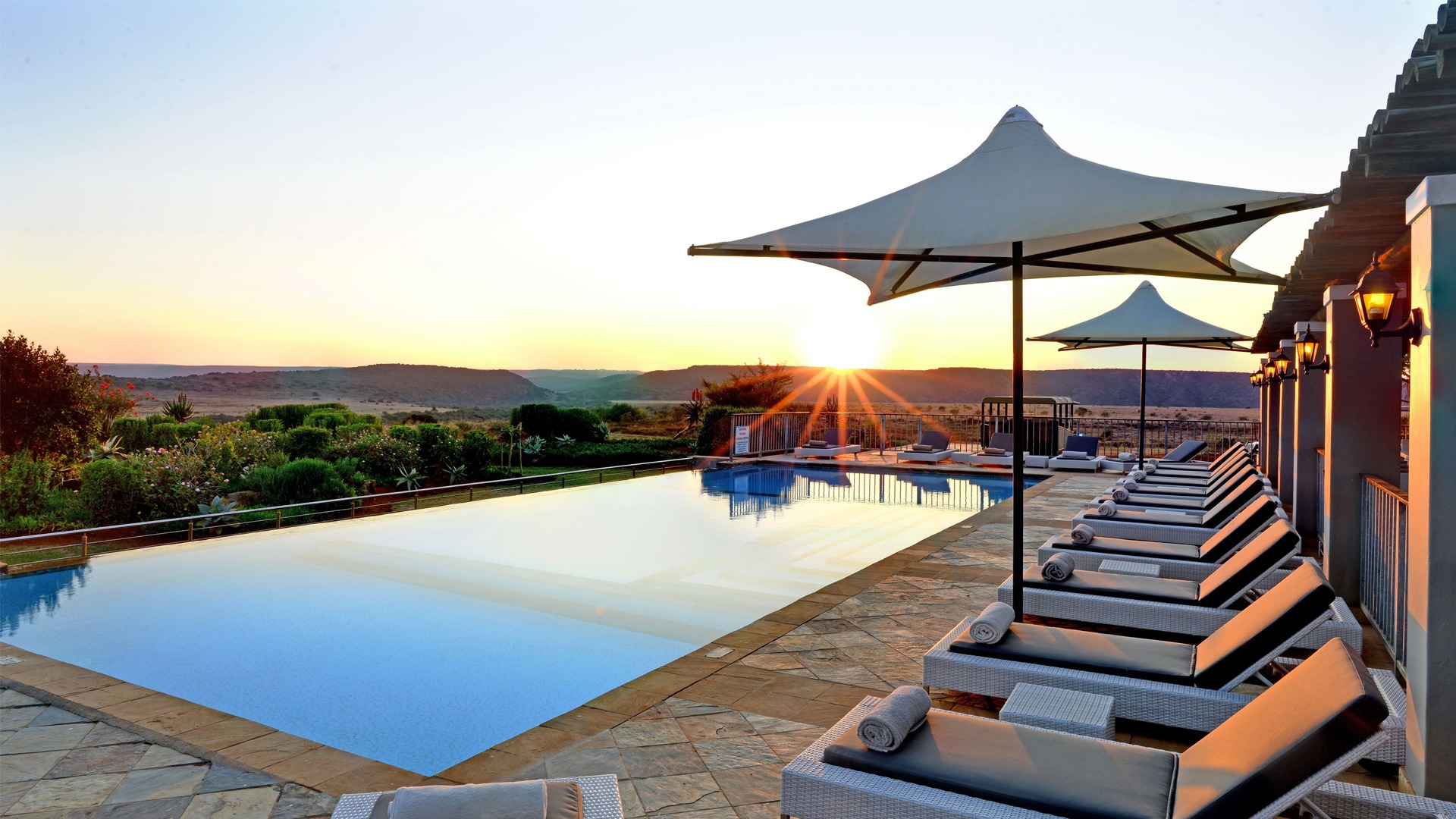 Sparkling-swimming-pool-at-Shamwari-Riverdene-Lodge